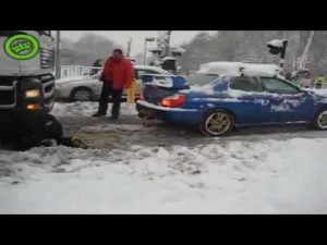 海外「次の車はSUBARUに決めたよ!」スバルが雪道で大型トラックを救出(海外の反応)