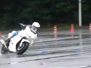 海外「どんな極悪人も日本の警察からは逃げられないな」白バイ隊員のデモンストレーション走行の動画が話題に(海外の反応)