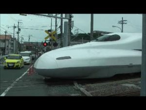 海外「新幹線は速いけど、見た目はブサイク」新幹線の踏切通過を撮影した動画に反響(海外の反応)