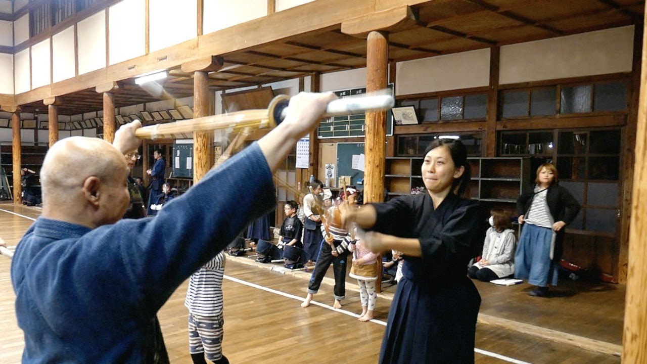 海外「侍文化が残る会津若松に行ってきたよ！」外国人YouTuberが福島で剣道や弓道を体験（海外の反応）