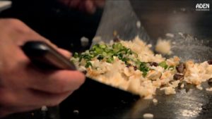 海外「たった一皿に、これほどの職人技が」鉄板焼きのお店で提供されるガーリックライスが美味しそう(海外の反応)