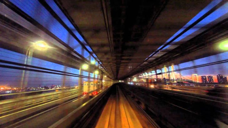 海外「お台場に建てられた伝説のフジテレビ！」ゆりかもめから見る夕暮れの車窓風景（海外の反応）