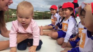 海外「俺の夢の国、日本!」アメリカ人の赤ちゃんと遊ぶ日本の子どもたち(海外の反応)