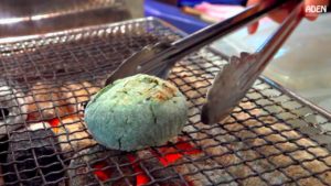 外国人「日本に10年住んでいるが、こんな食べ物見たことない…」京都錦市場で食べ歩き(海外の反応)