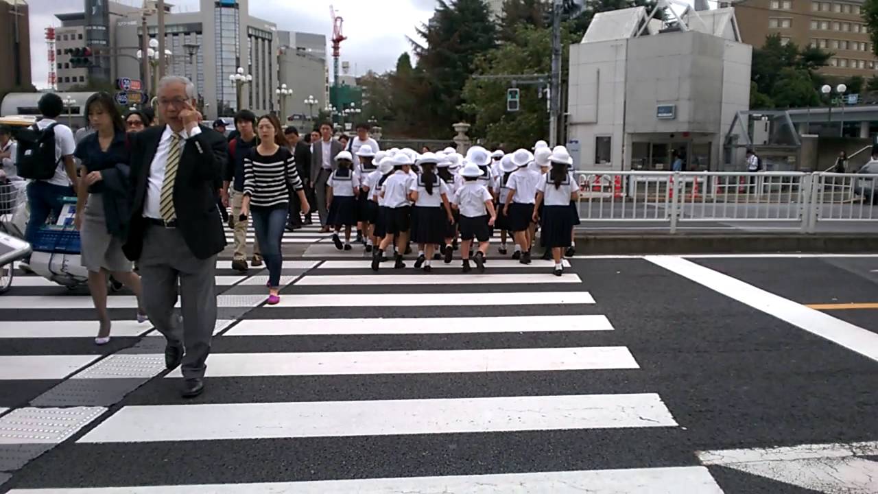 海外「日本人の子どもたちは礼儀正しいね！」東京で見かけた遠足中の子どもたち（海外の反応）