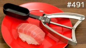 海外「これまで見た中で最も余分な動画だ」日本の寿司トングを紹介した動画が話題に(海外の反応)