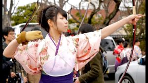 海外「伝統に身を包んだ若い日本人女性から溢れ出る信じられないほどの魅力!」京都の三十三間堂で毎年開催される通し矢を撮影した動画が話題に(海外の反応)
