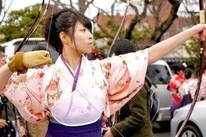 海外「伝統に身を包んだ若い日本人女性から溢れ出る信じられないほどの魅力！」京都の三十三間堂で毎年開催される通し矢を撮影した動画が話題に（海外の反応）