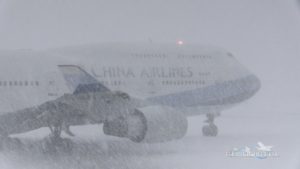 新千歳空港で猛吹雪の中離陸する飛行機を撮影した動画が話題に(海外の反応)