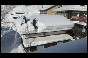 日本の豪雪地帯での雪下ろしの動画が海外で話題に（海外の反応）