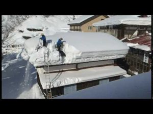 日本の豪雪地帯での雪下ろしの動画が海外で話題に(海外の反応)