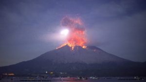 海外「彼らにとってはただの日常だよ」桜島の爆発的噴火の瞬間を撮影した動画が話題に(海外の反応)