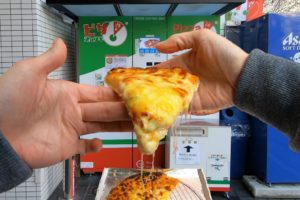 日本にあるピザの自動販売機の動画が海外で話題に（海外の反応）