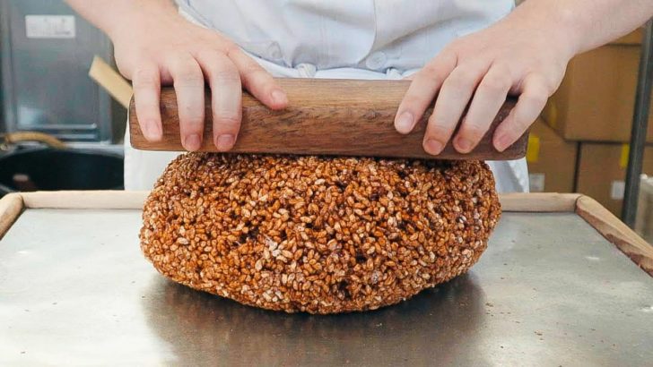 外国人「うちの国にも同じような物あるよ」浅草で雷おこしの実演販売を撮影した動画が話題に（海外の反応）