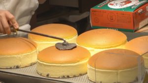 海外「日本人の迅速で効率的な仕事」りくろーおじさんのチーズケーキが美味しそうと話題に(海外の反応)