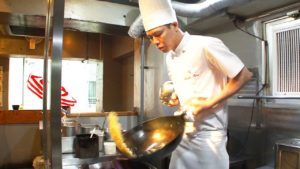 渋谷のチャーハン専門店の日本人シェフの高速鍋さばきが凄すぎると話題に(海外の反応)
