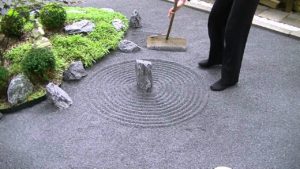 海外「人生の目標:禅の庭を手に入れる」外国人が石庭の手入れをするASMR動画が話題に(海外の反応)