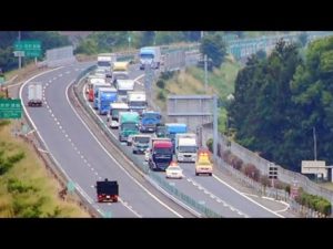 中央自動車道で車線切替工事のため先頭固定しているのを撮影した動画が海外でも話題に(海外の反応)