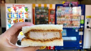 海外「自動販売機のためだけに日本に行く!」日本にあるカツサンドの自動販売機を紹介した動画が話題に(海外の反応)