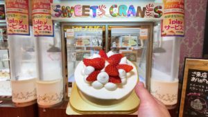 海外「日本に行ったらクレーンゲームを試してみるべき」日本のお菓子のクレーンゲームで遊んだ動画が話題に（海外の反応）