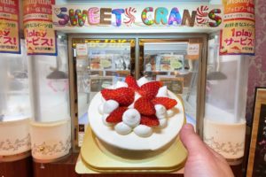 海外「日本に行ったらクレーンゲームを試してみるべき」日本のお菓子のクレーンゲームで遊んだ動画が話題に（海外の反応）