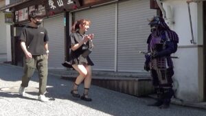 海外「彼女はきれいで面白い!」サムライマネキンドッキリである女の子がかわいいと話題に(海外の反応)