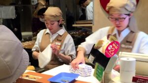 海外「日本ではこんなに上手な人が時給900円でチップなしで働いています」日本人店員のラッピング技術に反響(海外の反応)