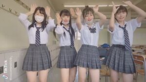 【動画】日本の女子高生が可愛すぎると外国人の間で話題に(海外の反応)