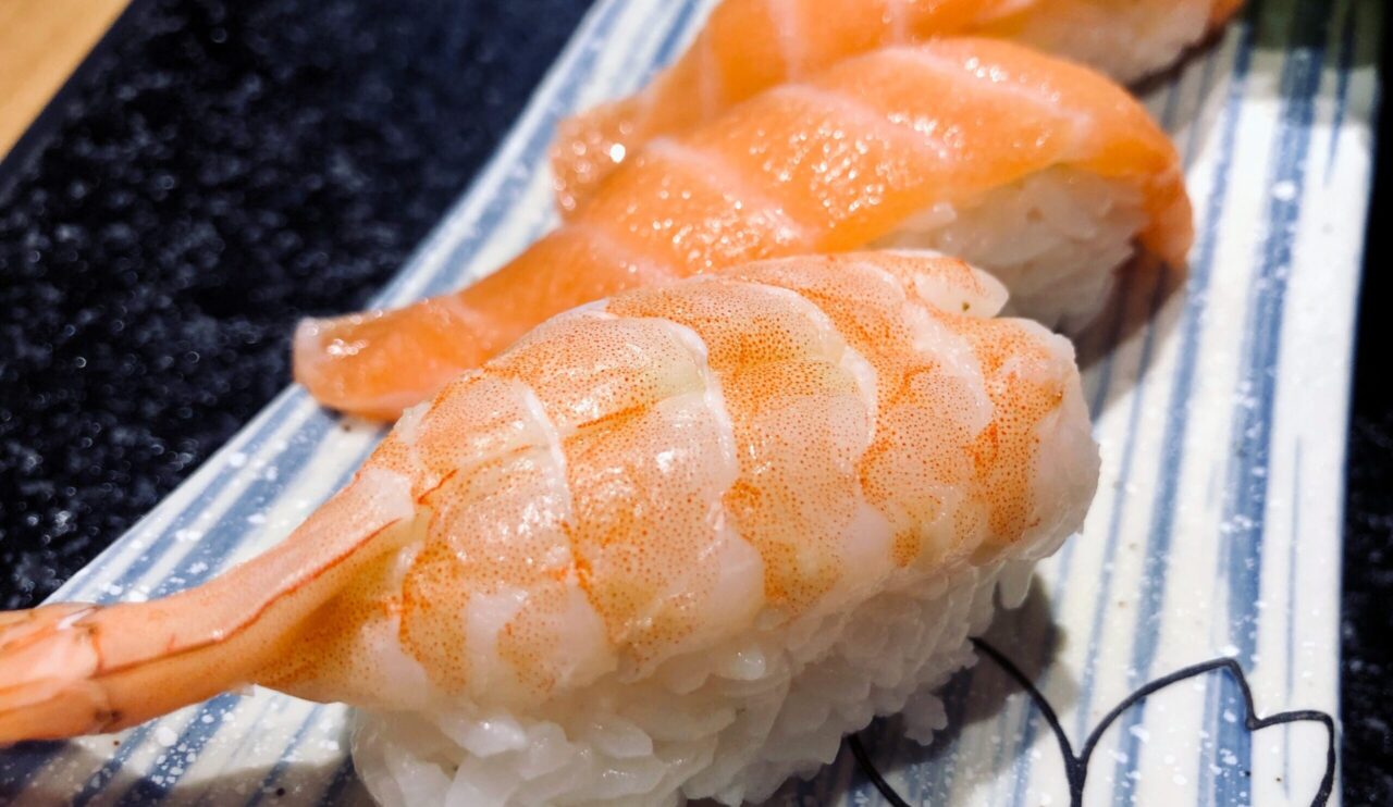 海外「日本の寿司レストランが皿を厨房に運ぶ方法🍛」「日本人は世界より30年先を行っている」（海外の反応）